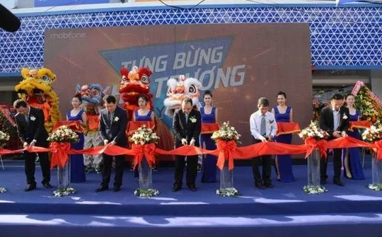 Xếp hàng mua smartphone giá 0 đồng tại showroom MobiFone Biên Hòa