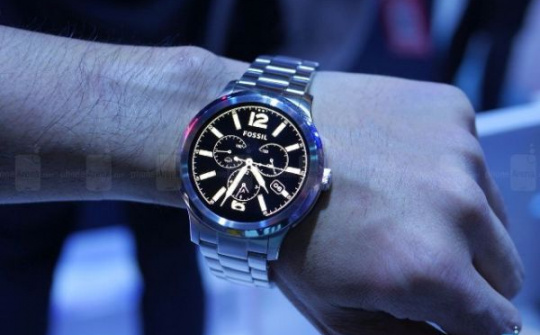 Độc đáo smartwatch cổ điển Fossil Q Founder