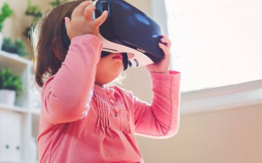 Cẩn trọng khi cho trẻ em dùng kính thực tế ảo