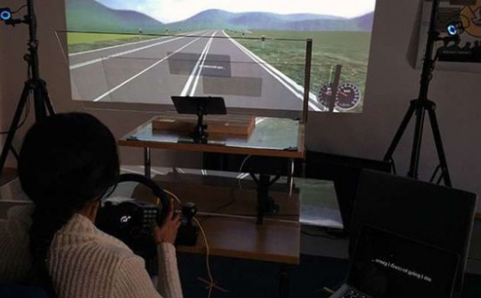 Vừa nhắn tin vừa lái xe an toàn