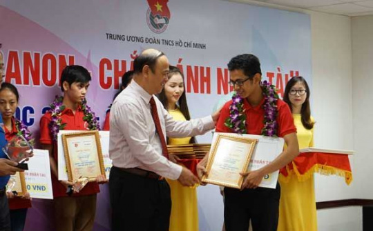 Học bổng “Canon - Chắp cánh nhân tài” đến tay sinh viên vượt khó