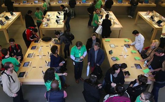iPhone trưng bày tại Apple Store đã loại bỏ cáp an toàn