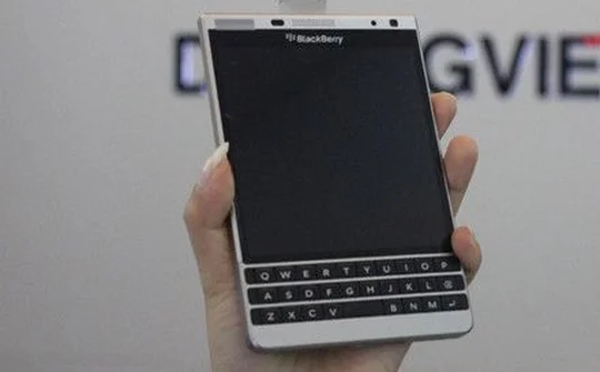 Blackberry Passport Silver lại giảm giá mạnh, chỉ còn 6,6 triệu đồng