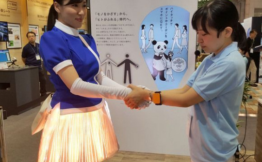 Panasonic trình diễn công nghệ truyền dữ liệu bằng cách... chạm tay