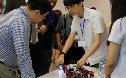 Robot leo tường đoạt giải Nhất cuộc thi TechGenius 2016