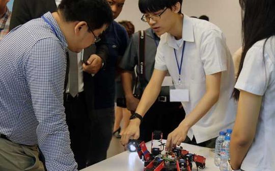 Robot leo tường đoạt giải Nhất cuộc thi TechGenius 2016