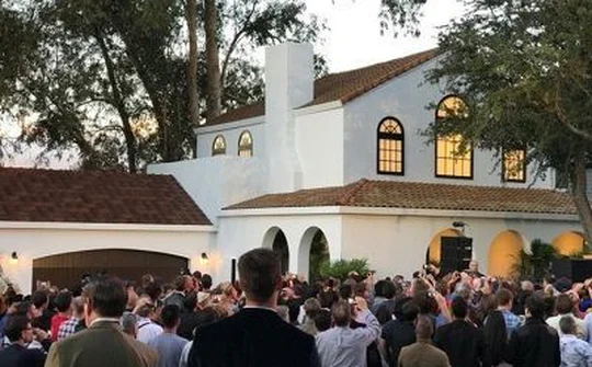 Tesla giới thiệu mái ngói kiêm pin mặt trời