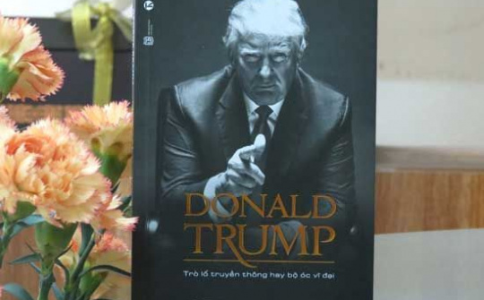 Đọc về "Trò lố truyền thông hay bộ óc vĩ đại" để giải mã hiện tượng Donald Trump