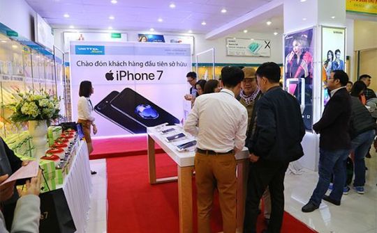 iPhone 7 vàng phiên bản chân dung Donald Trump giá 3.000USD