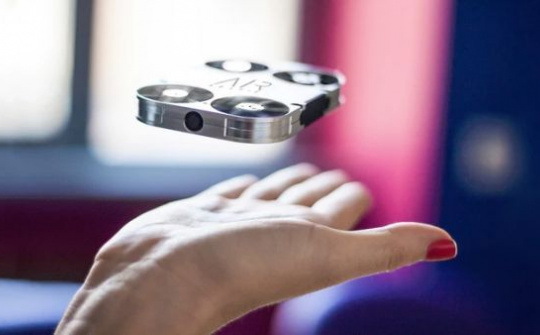 AirSelfie: "Tự sướng" theo phong cách… drone