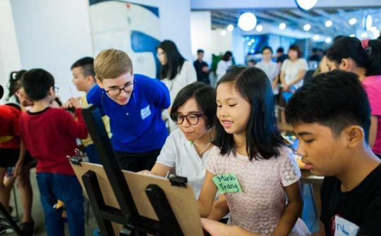 AIA Vietnam Eye: Các "nghệ sĩ nhí" làm quen với nghệ thuật đương đại
