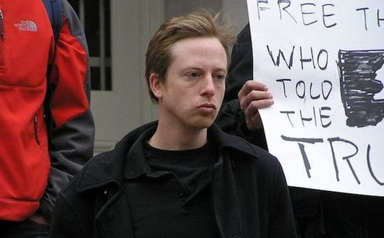 Nhà báo kiêm phát ngôn viên của Anonymous được trả tự do