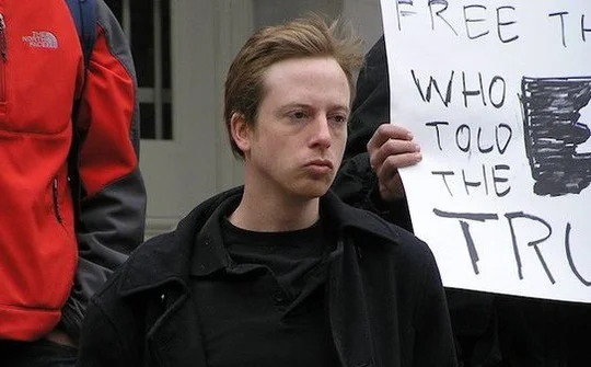 Nhà báo kiêm phát ngôn viên của Anonymous được trả tự do