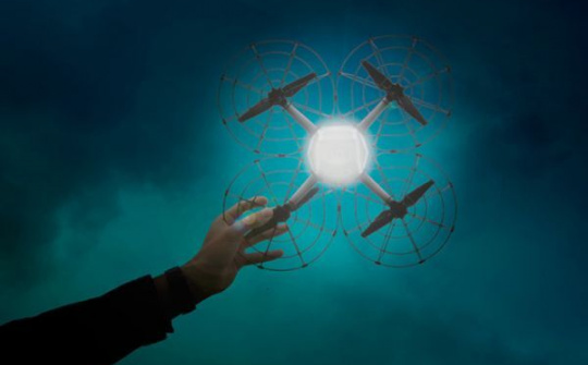 Shooting Star: Drone chuyên trình diễn ánh sáng của Intel