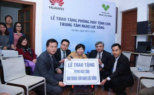 Huawei Việt Nam trao tặng phòng máy tính cho Trung tâm Nghị Lực Sống