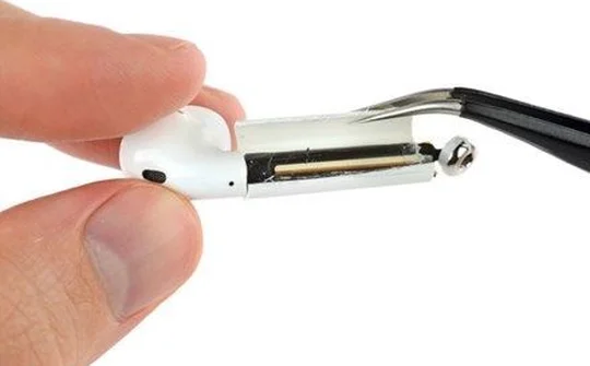 AirPods của Apple bị iFixit chấm điểm 0