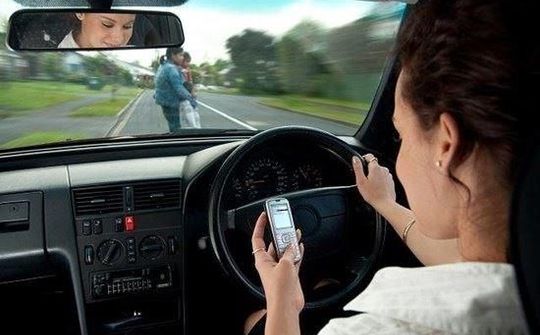 Từ 1/2017, xử phạt hành vi vừa lái xe vừa nghe điện thoại