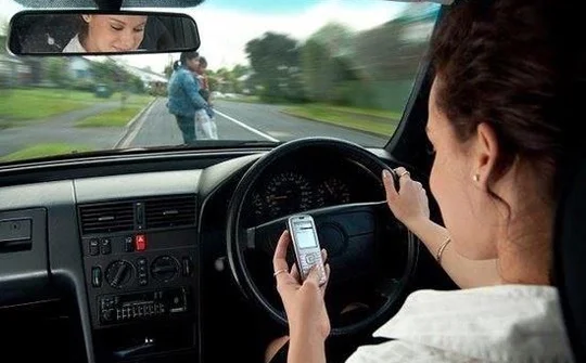 Từ 1/2017, xử phạt hành vi vừa lái xe vừa nghe điện thoại