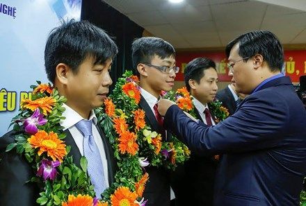 Trao giải thưởng Khoa học công nghệ Thanh niên Quả Cầu Vàng 2016
