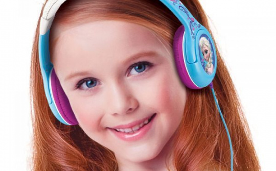 Mỹ: Tai nghe có thể khiến trẻ em mất thính giác