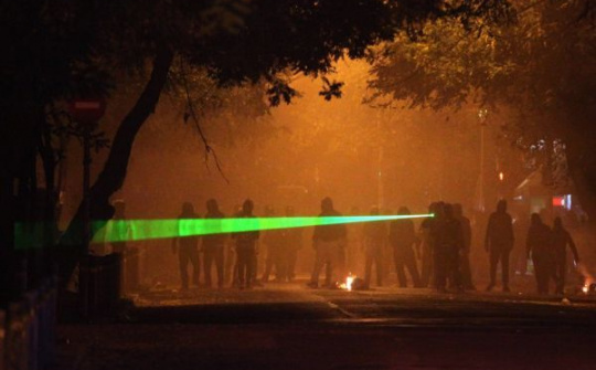 Phi công Anh đề xuất coi bút laser là… vũ khí