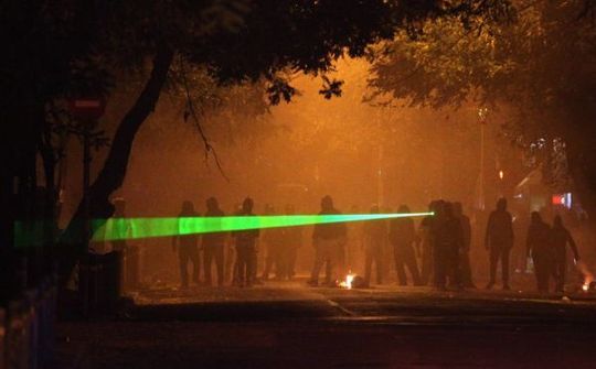 Phi công Anh đề xuất coi bút laser là… vũ khí