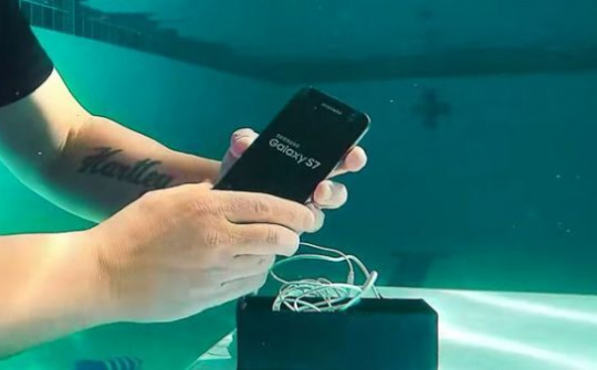 [Video] mở hộp Galaxy S7 dưới nước