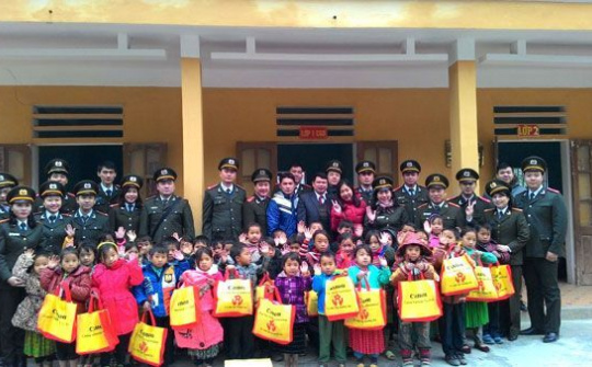 Canon Việt Nam trao quà xuân cho Tiểu học Xín Cái (Hà Giang)
