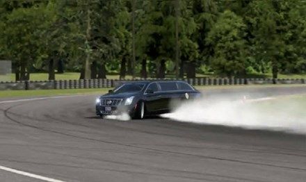 Clip "dạy" Tổng thống Mỹ drift lùi xe như phim hành động