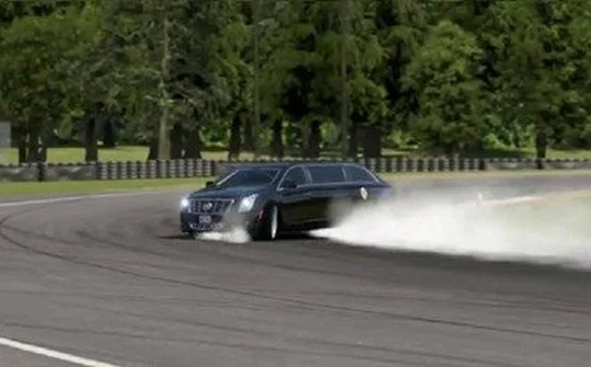 Clip "dạy" Tổng thống Mỹ drift lùi xe như phim hành động