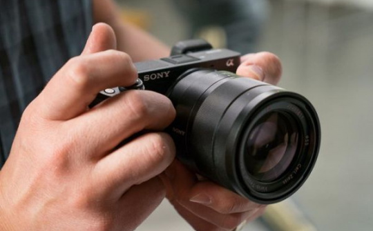 Máy ảnh Sony A6300 có giá 24,5 triệu tại Việt Nam