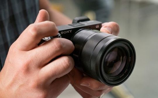 Máy ảnh Sony A6300 có giá 24,5 triệu tại Việt Nam