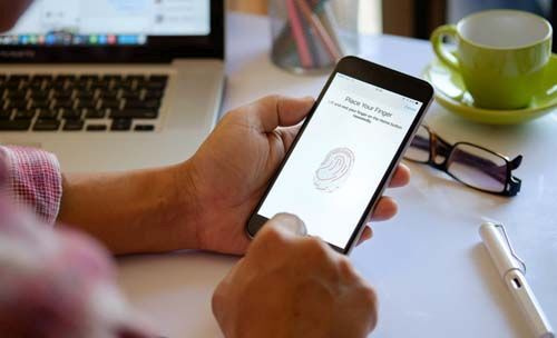 Chính phủ Mỹ đe dọa buộc Apple giao nộp mã nguồn hệ điều hành