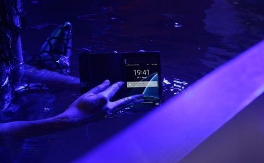 Galaxy S7 được "Mỹ Nhân Ngư" mở hộp dưới nước