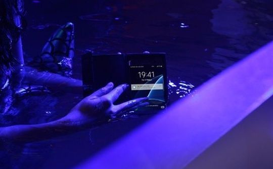 Galaxy S7 được "Mỹ Nhân Ngư" mở hộp dưới nước