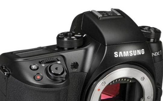 Samsung ngưng sản xuất NX1, chính thức chia tay mảng máy ảnh không gương lật