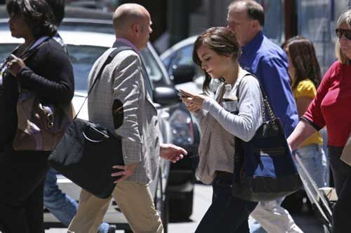 Nhắn tin khi đi bộ cũng… vào tù