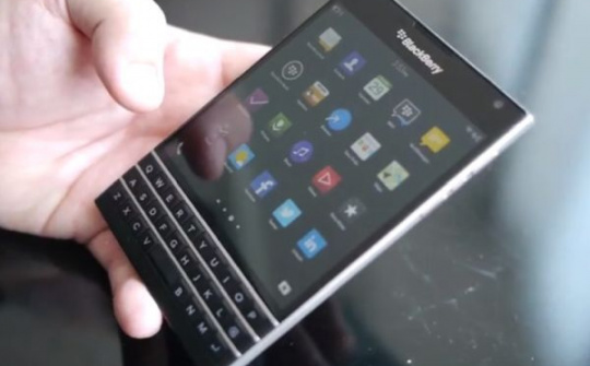 BlackBerry Passport giảm giá chỉ còn 10,99 triệu đồng