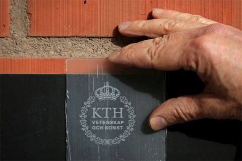 Pin năng lượng làm từ... gỗ