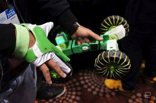 Tự chế tạo robot điều khiển bằng “Thần Lực” qua chiến dịch Crowdfunding