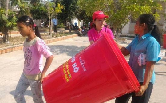 MobiFone hỗ trợ thùng chứa nước cho bà con vùng hạn mặn