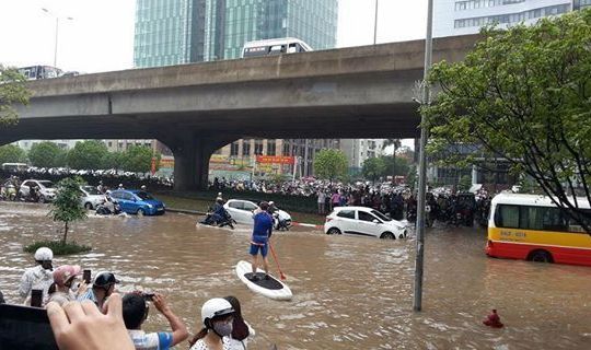 Mạng xã hội "ngập nước" sau trận mưa to đêm qua tại Hà Nội