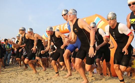 Cyril Viennot và Caroline Steffen đăng quang VNG IRONMAN 70.3 Vietnam 2016