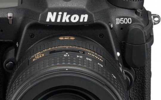 Nikon bị tố độc quyền vì lỗi pin trên D500