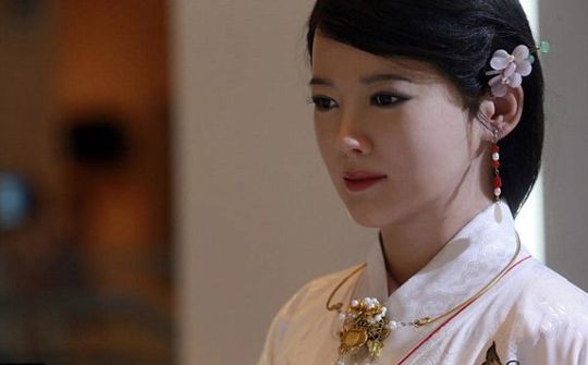 Trung Quốc trình diễn robot "mỹ nhân" sống động như người thật