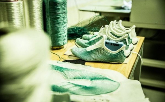Adidas và tổ chức bảo vệ môi trường sản xuất giày từ rác