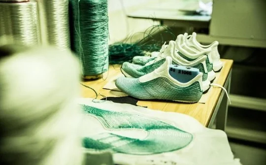 Adidas và tổ chức bảo vệ môi trường sản xuất giày từ rác