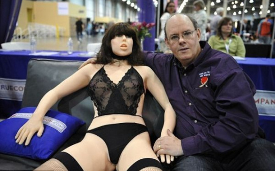 Người Anh thích hẹn hò với... robot tình dục