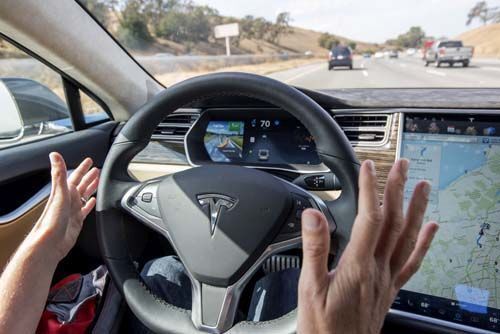 Tesla sẽ "huấn luyện" tài xế sử dụng... xe tự hành
