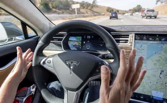 Tesla sẽ "huấn luyện" tài xế sử dụng... xe tự hành